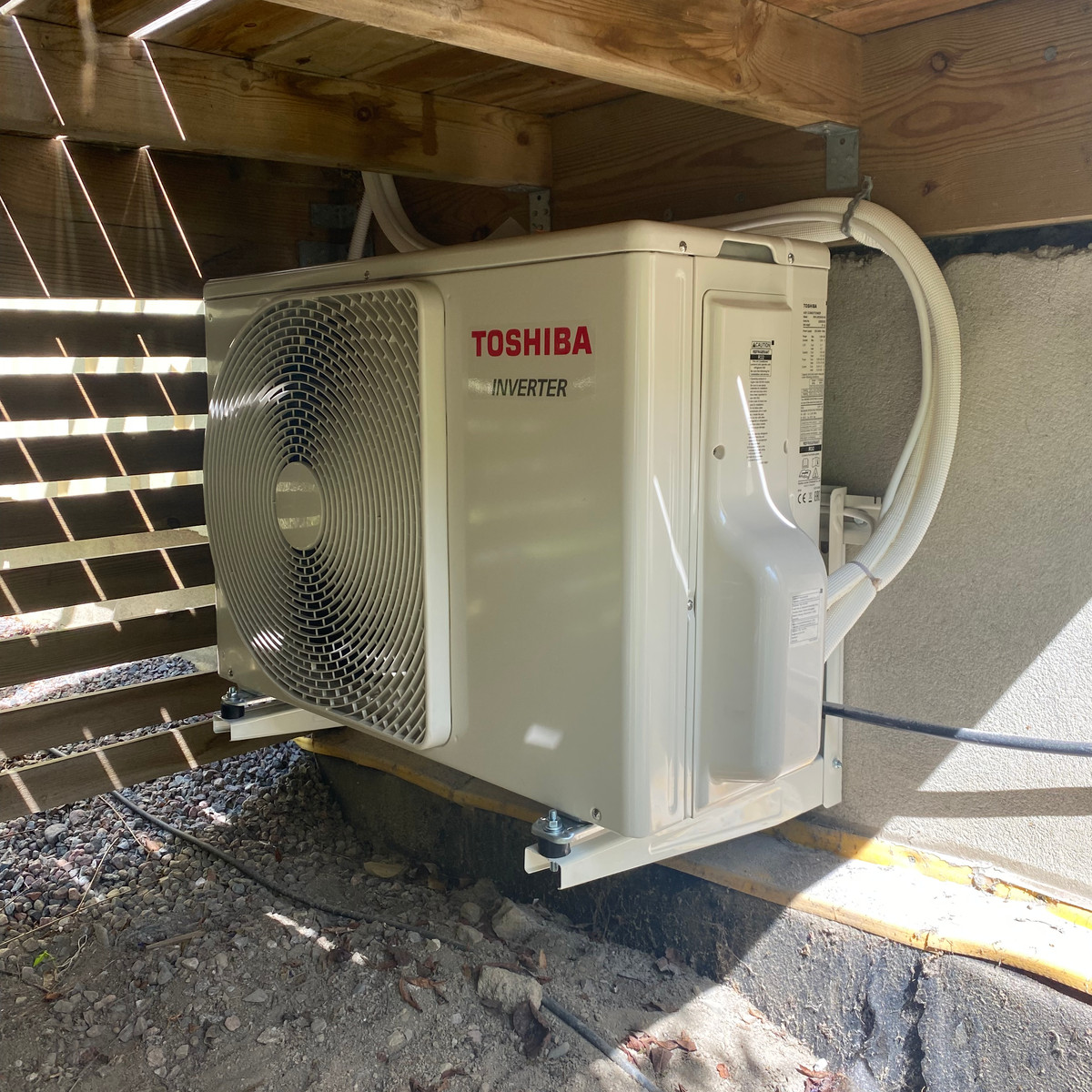 Toshiba Haori innedel ovanför dörr