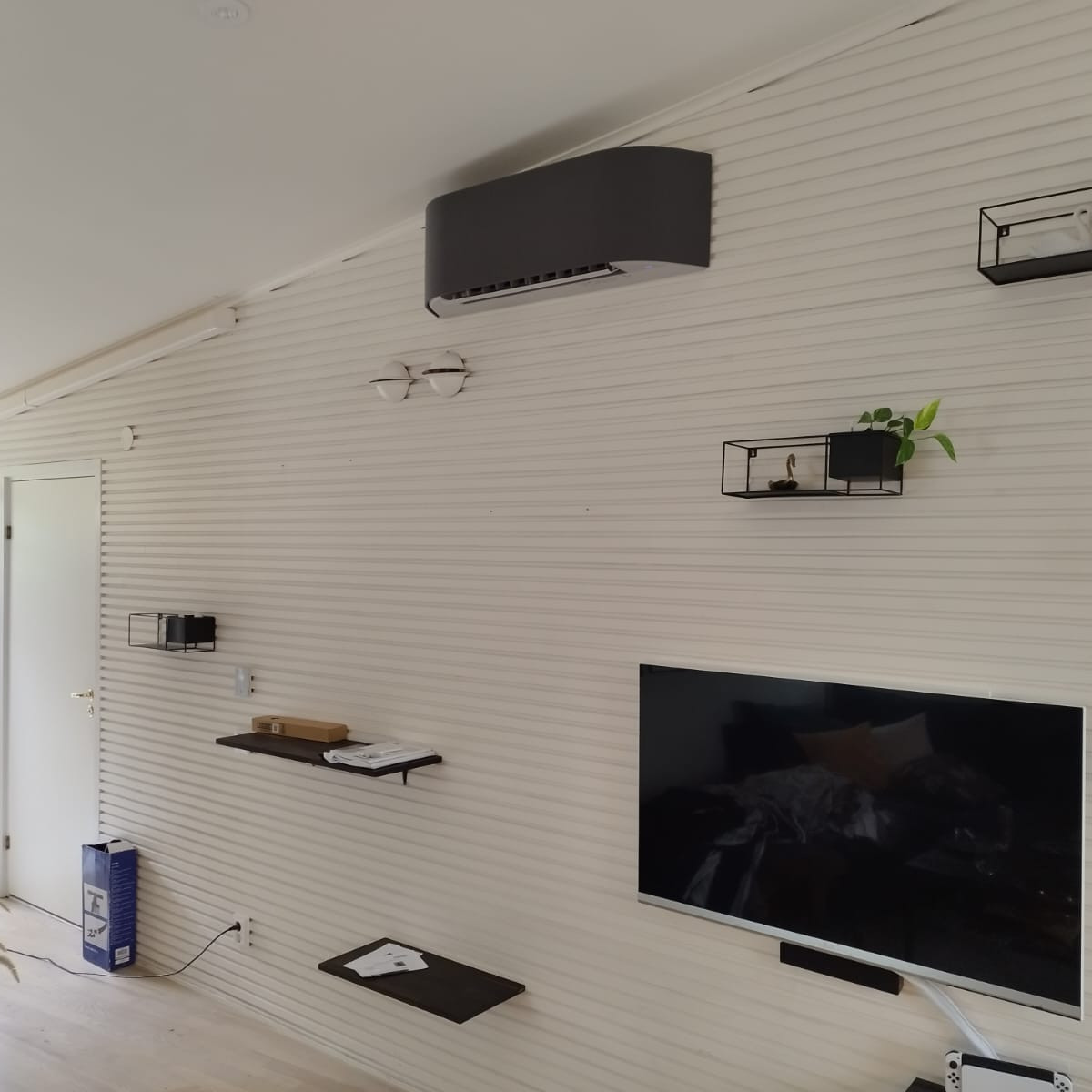 Toshiba Haori placerad högt på TV-vägg