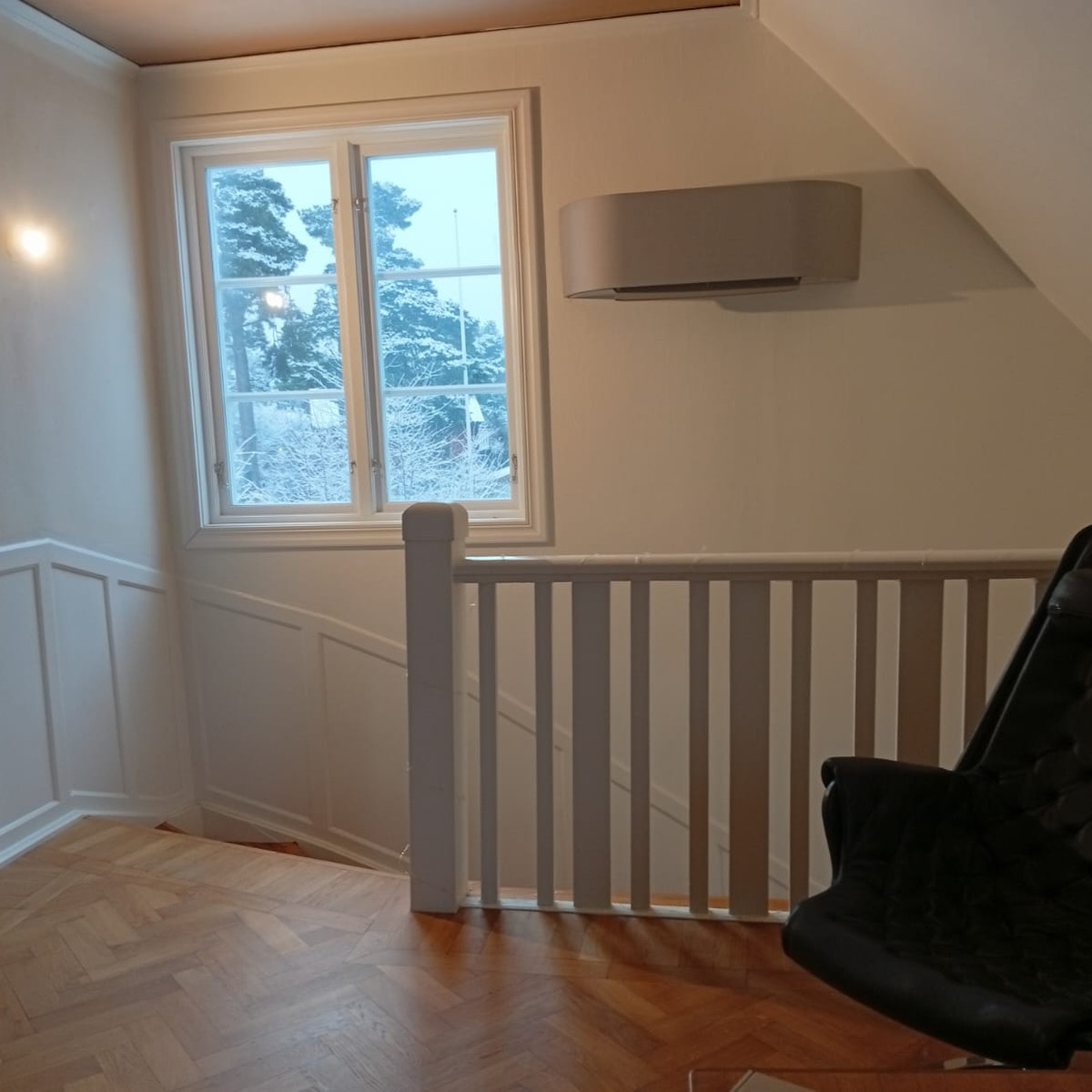 Toshiba Haori placerad i trappa på ovanvåning